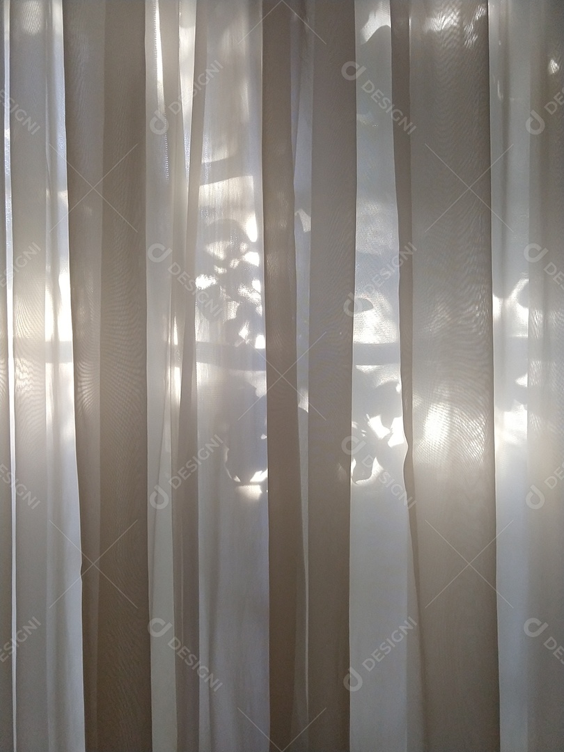 Cortina transparente com luz do sol ao fundo