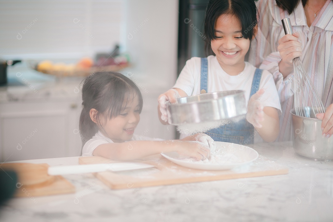 Duas meninas asiáticas bonitas, aprendendo a fazer pão e padaria com um sorriso curioso e feliz. Ela aprende e brinca