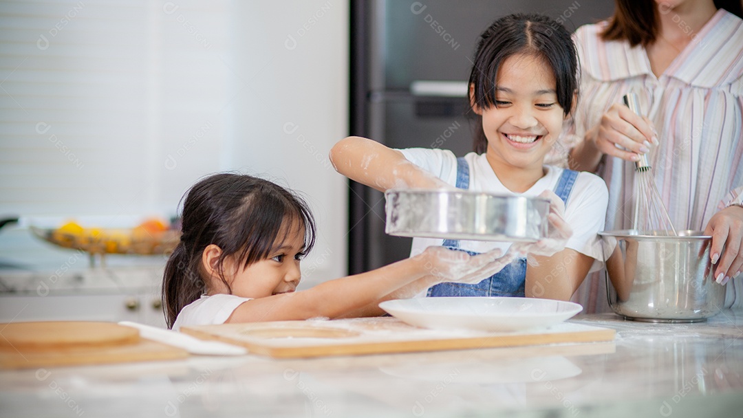 Duas meninas asiáticas bonitas, aprendendo a fazer pão e padaria com um sorriso curioso e feliz. Ela aprende e brinca