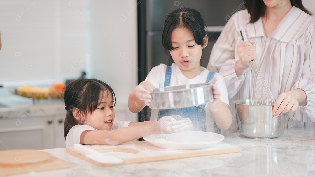 Duas meninas asiáticas bonitas, aprendendo a fazer pão e padaria com um sorriso curioso e feliz. Ela aprende e brinca