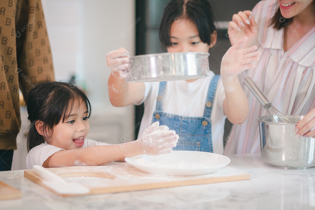 Duas meninas asiáticas bonitas, aprendendo a fazer pão e padaria com um sorriso curioso e feliz. Ela aprende e brinca