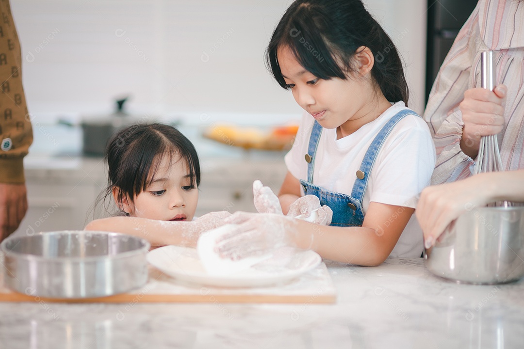 Duas meninas asiáticas bonitas, aprendendo a fazer pão e padaria com um sorriso curioso e feliz. Ela aprende e brinca