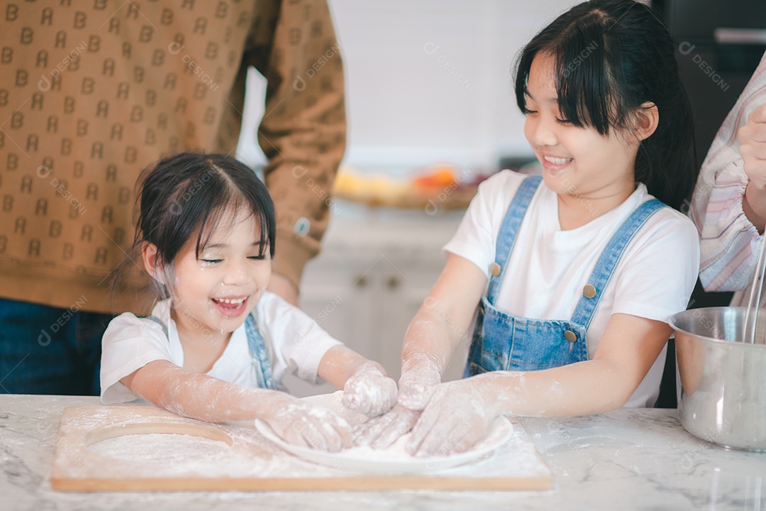 Duas meninas asiáticas bonitas, aprendendo a fazer pão e padaria com um sorriso curioso e feliz. Ela aprende e brinca