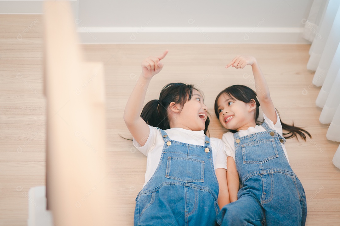 Meninas asiáticas irmãs se divertindo nas escadas.