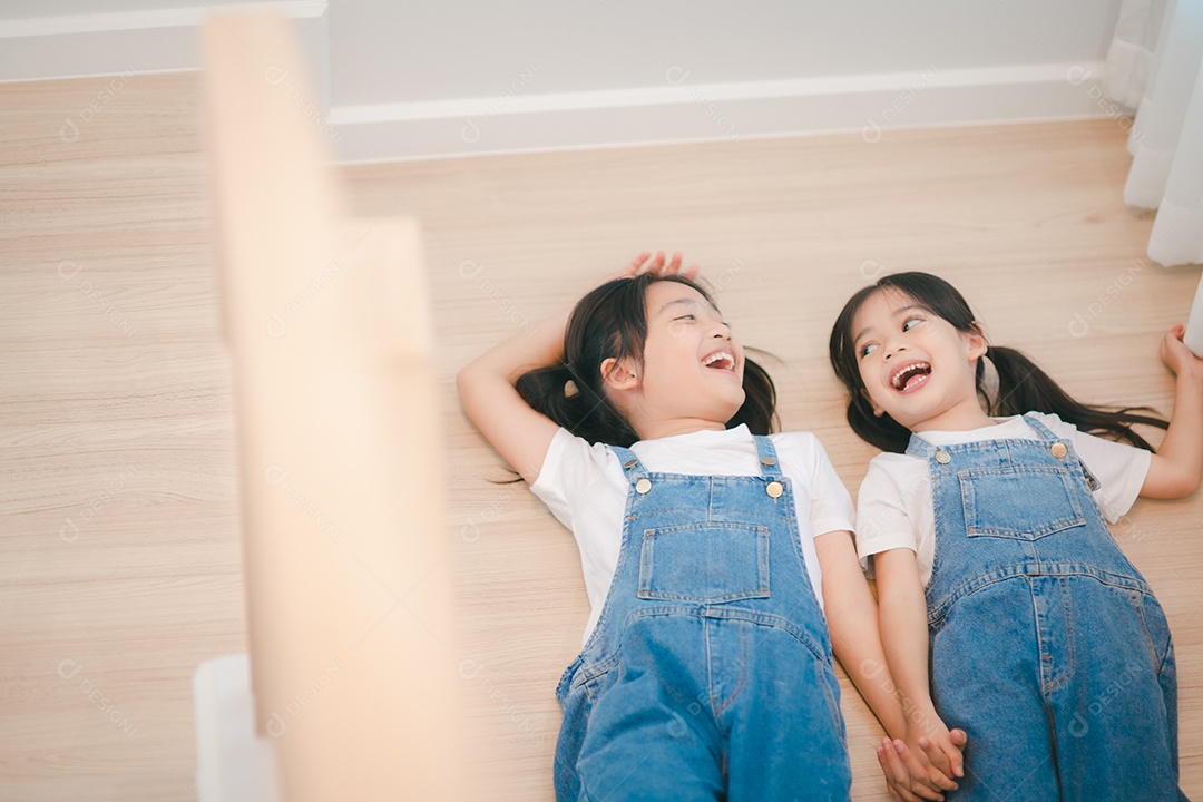 Meninas asiáticas irmãs se divertindo nas escadas.