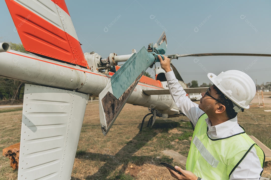 Engenheiro mecânico consertando asa de avião