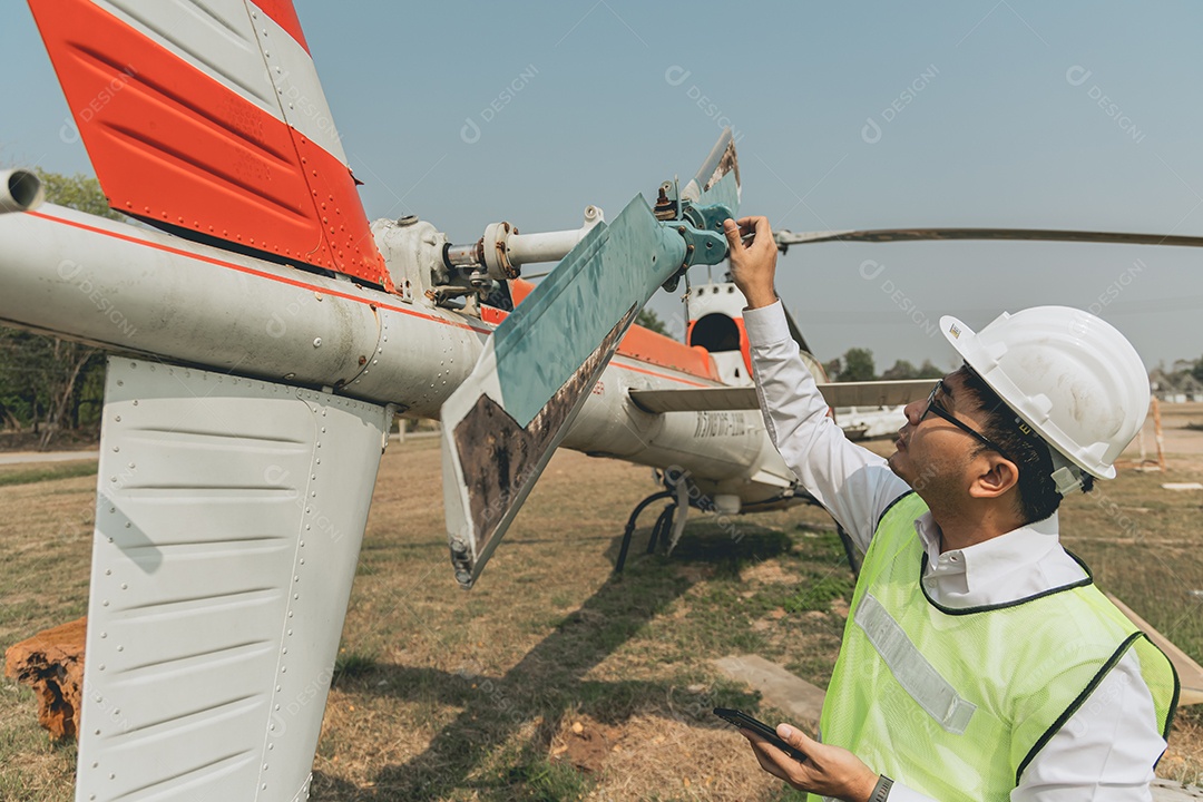 Engenheiro mecânico consertando asa de avião