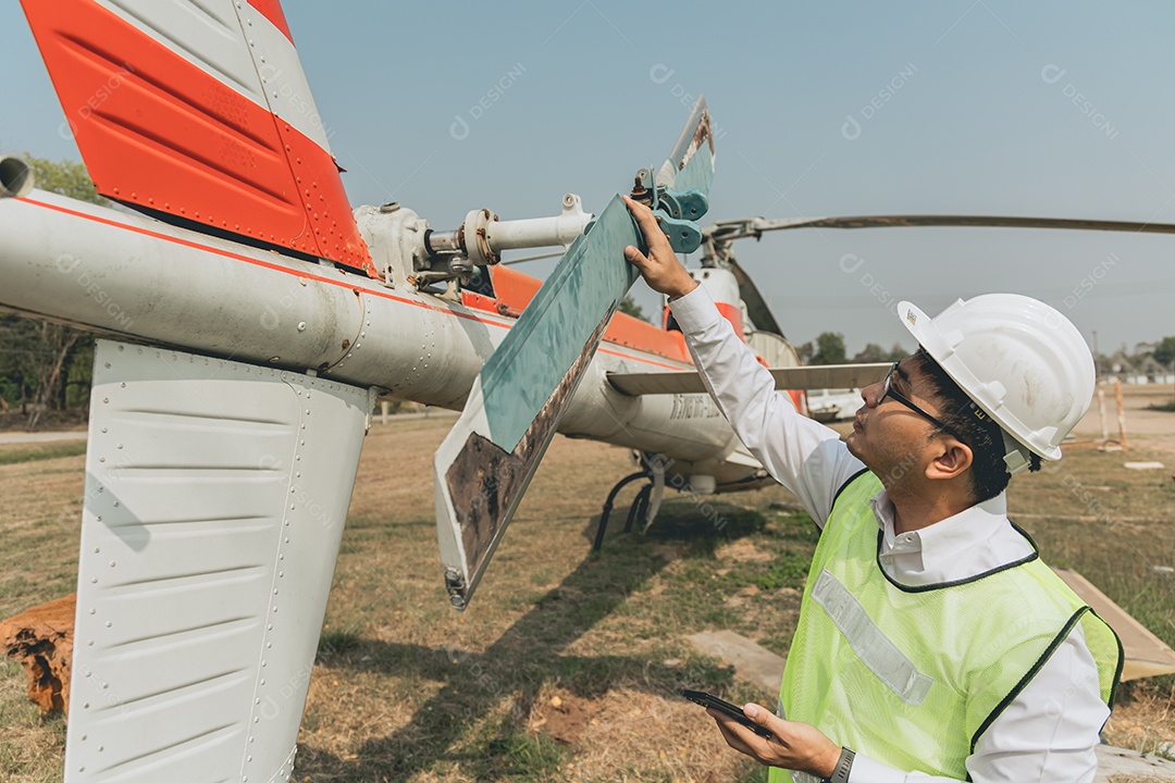 Engenheiro mecânico consertando asa de avião