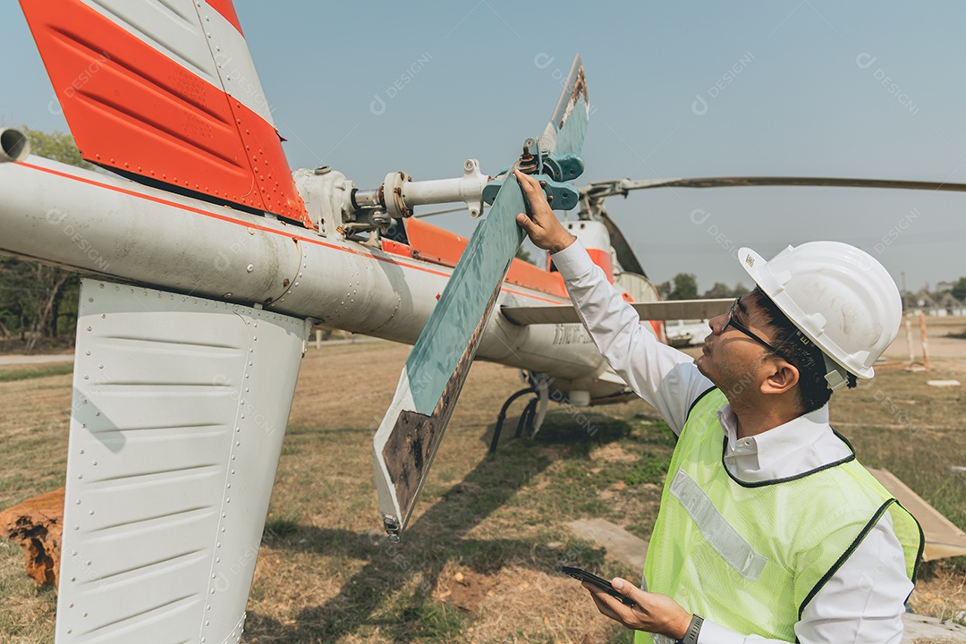 Engenheiro mecânico consertando asa de avião