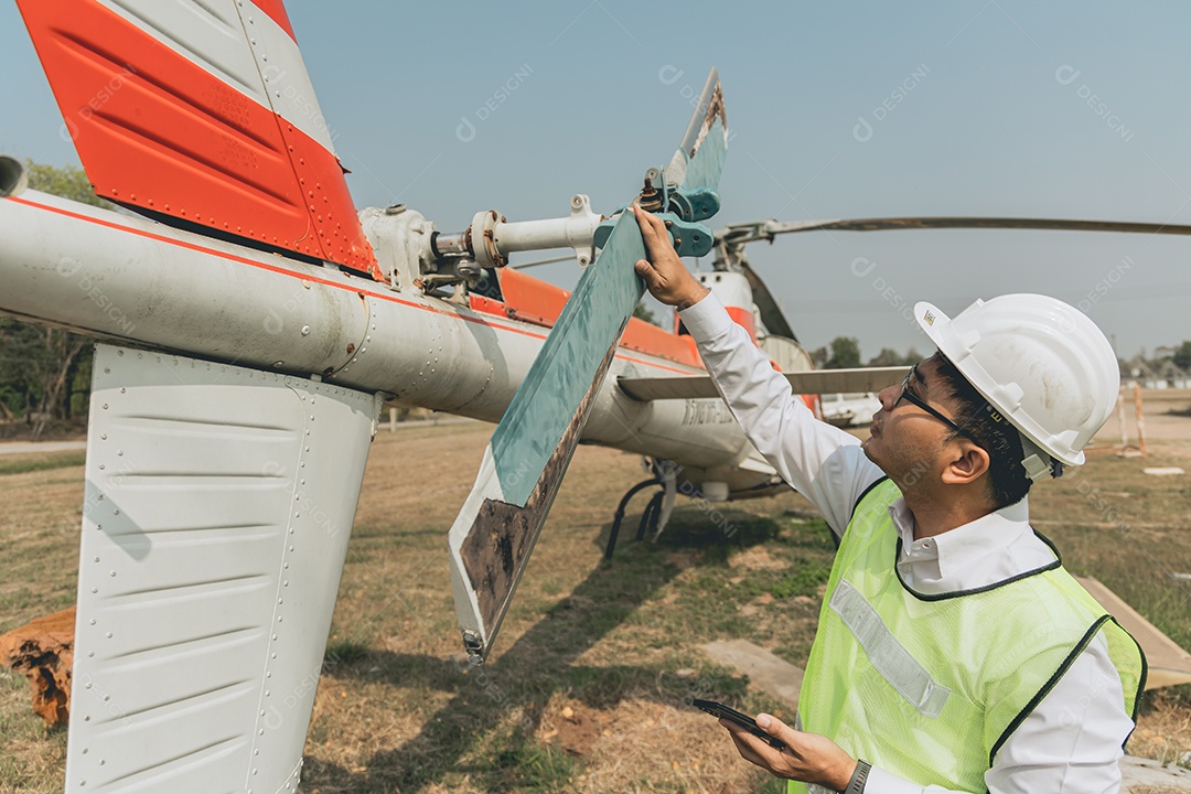 Engenheiro mecânico consertando asa de avião