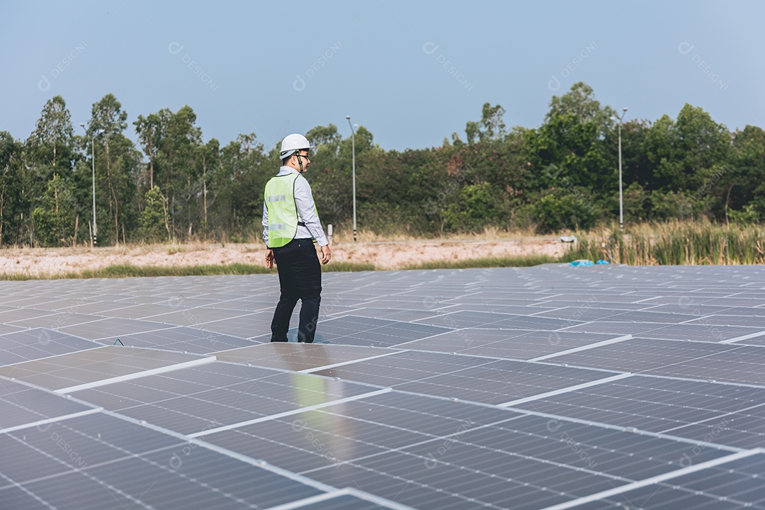 Homem profissional de placas fotovoltaicas com capacete de segurança