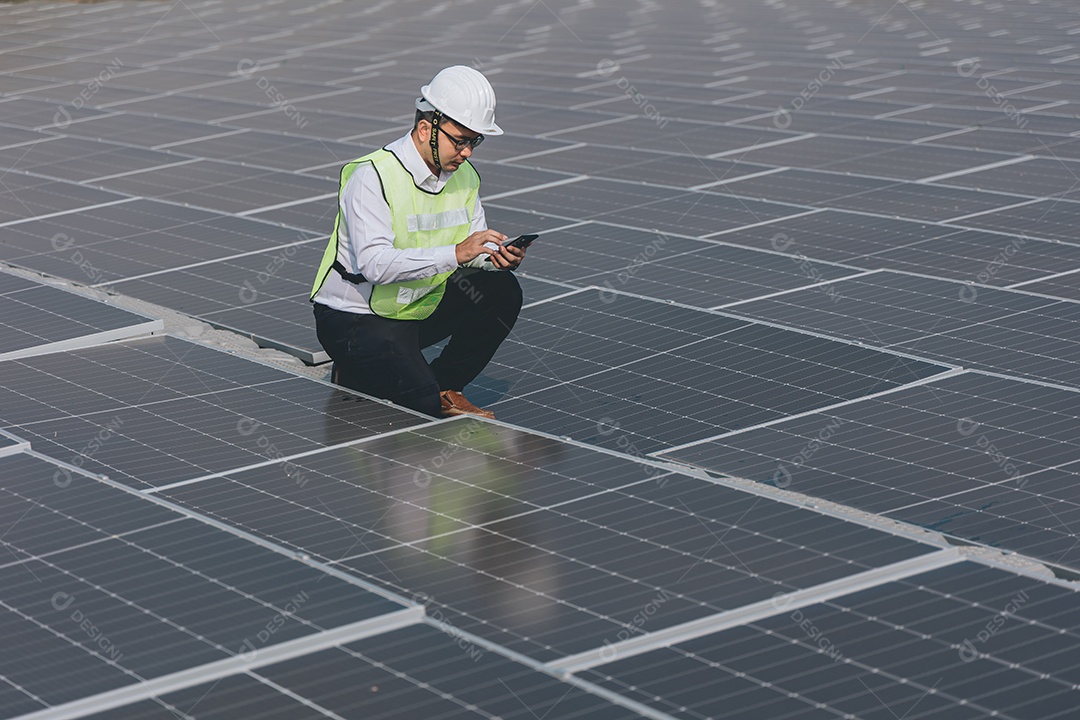 Homem profissional de placas fotovoltaicas com capacete de segurança
