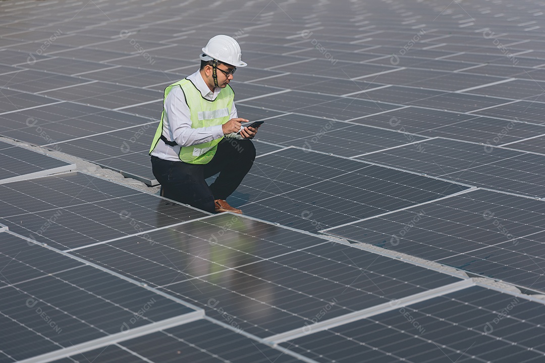 Homem profissional de placas fotovoltaicas com capacete de segurança