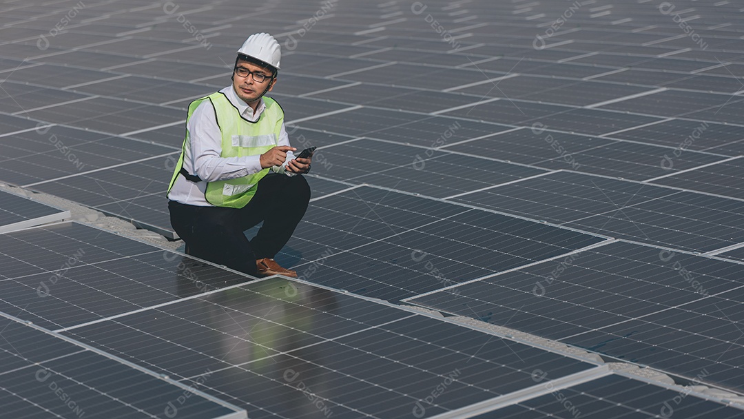 Homem profissional de placas fotovoltaicas com capacete de segurança