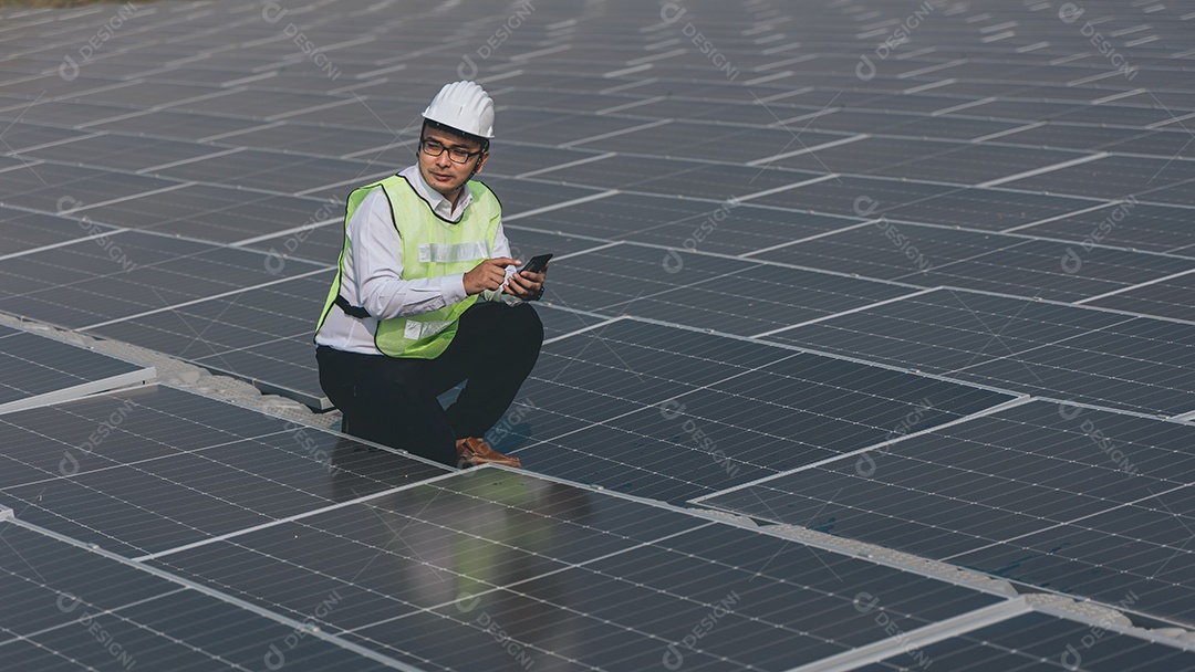 Homem profissional de placas fotovoltaicas com capacete de segurança