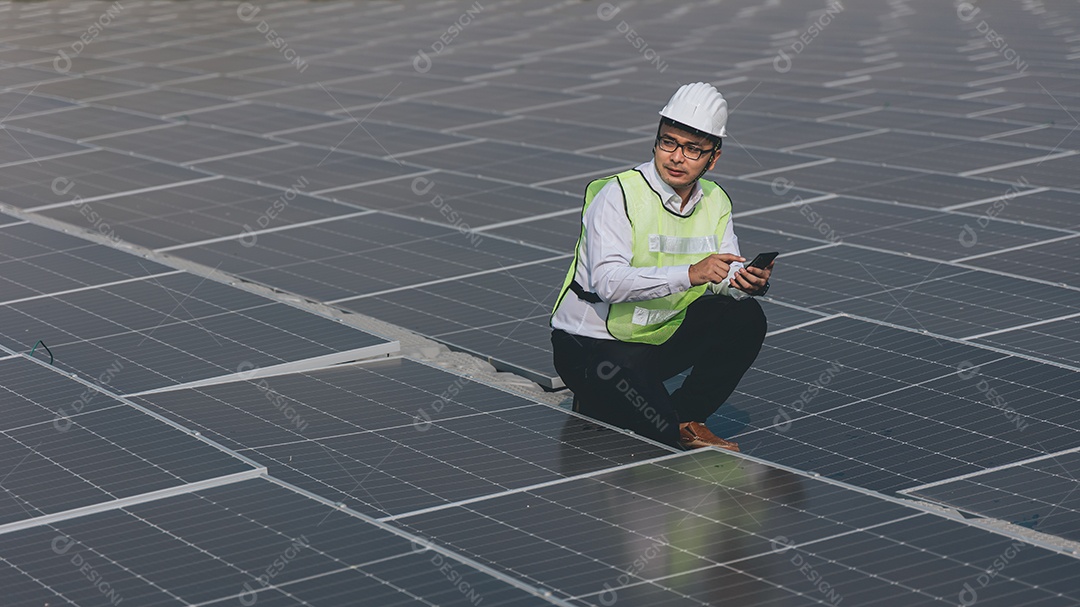 Homem profissional de placas fotovoltaicas com capacete de segurança