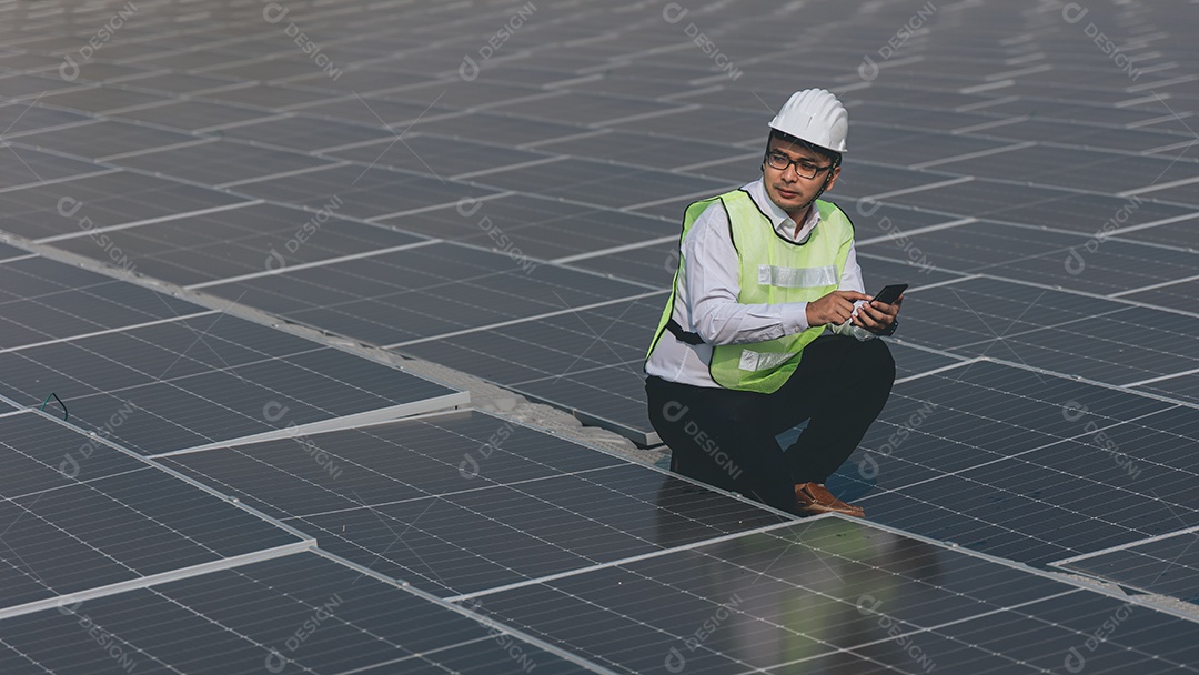 Homem profissional de placas fotovoltaicas com capacete de segurança