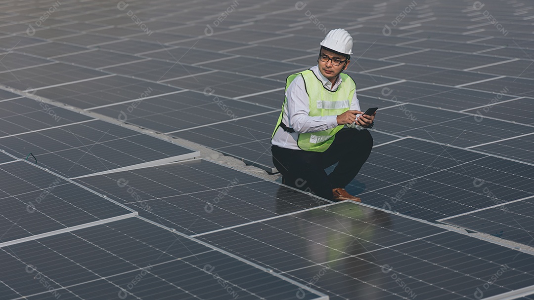 Homem profissional de placas fotovoltaicas com capacete de segurança