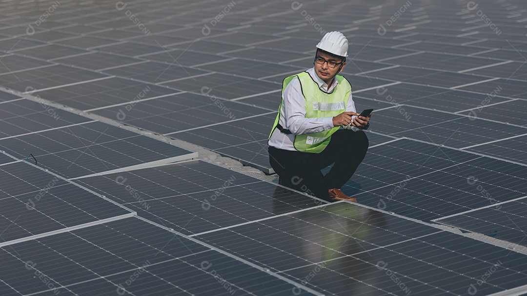 Homem profissional de placas fotovoltaicas com capacete de segurança