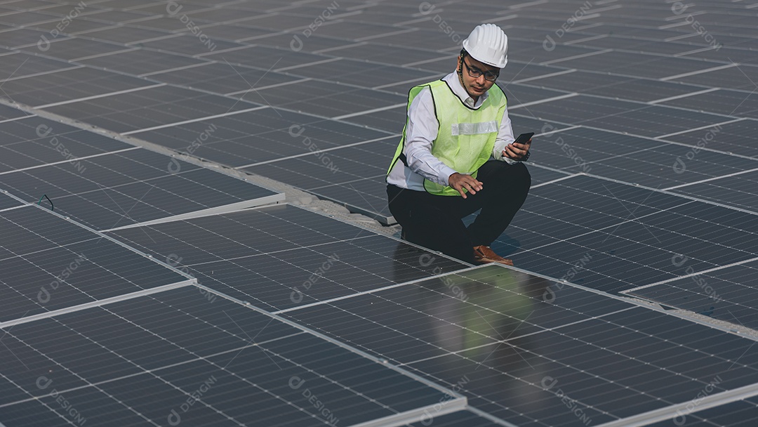 Homem profissional de placas fotovoltaicas com capacete de segurança