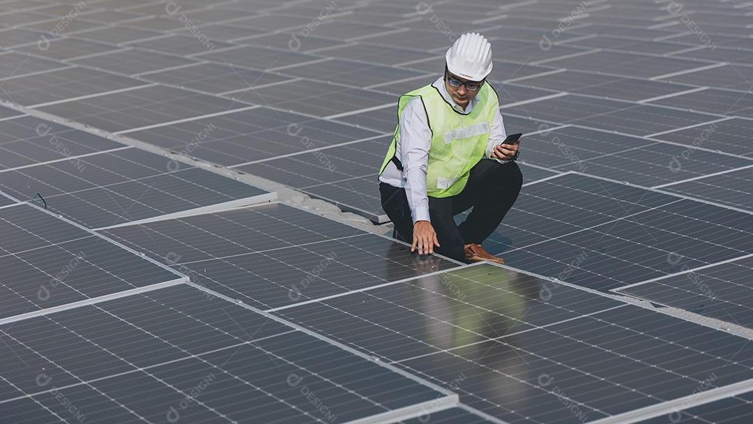 Homem profissional de placas fotovoltaicas com capacete de segurança