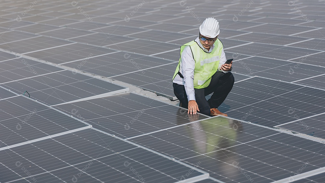 Homem profissional de placas fotovoltaicas com capacete de segurança