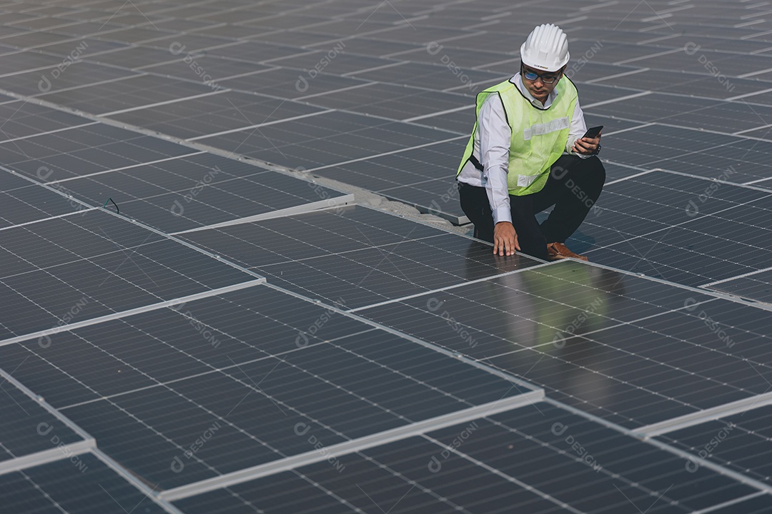 Homem profissional de placas fotovoltaicas com capacete de segurança