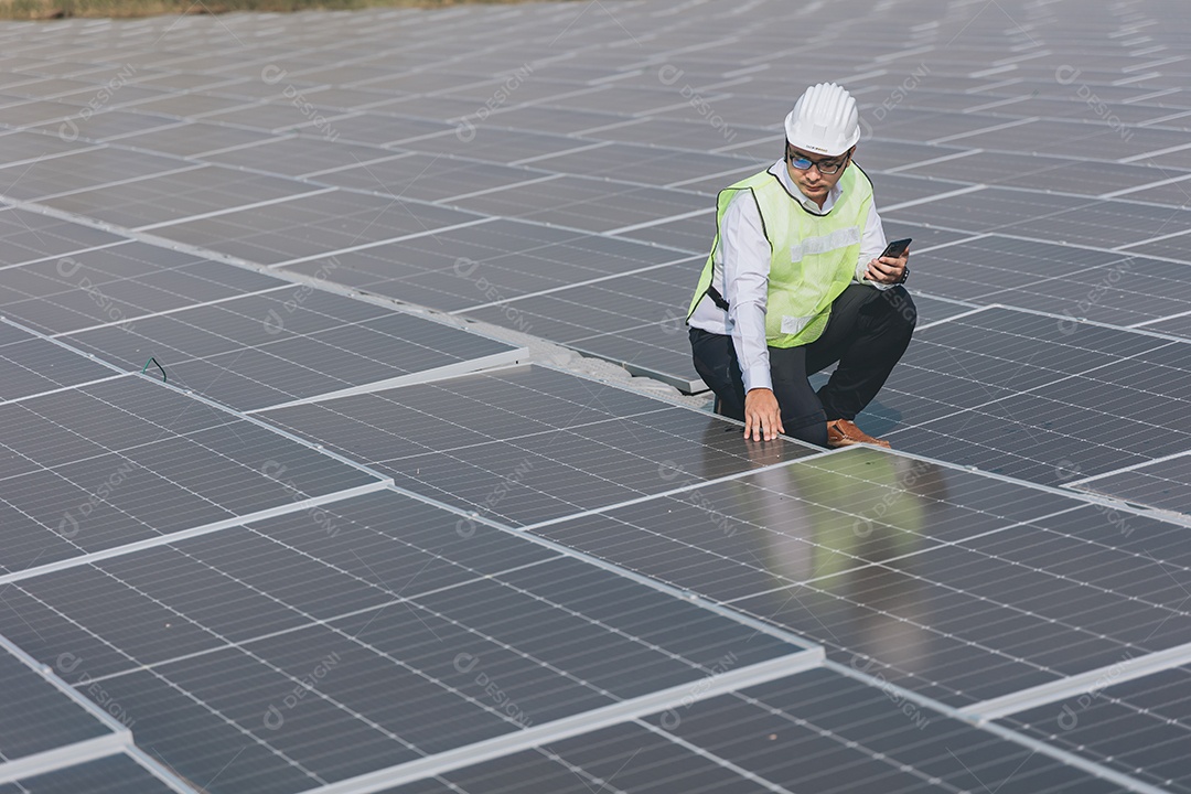 Homem profissional de placas fotovoltaicas com capacete de segurança