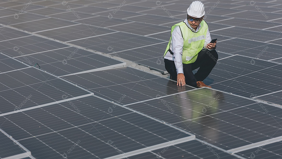 Homem profissional de placas fotovoltaicas com capacete de segurança