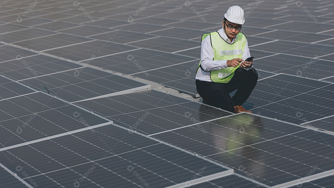 Homem profissional de placas fotovoltaicas com capacete de segurança