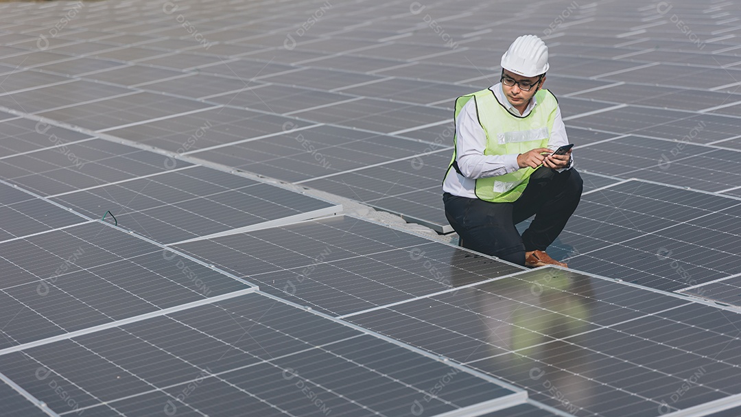 Homem profissional de placas fotovoltaicas com capacete de segurança