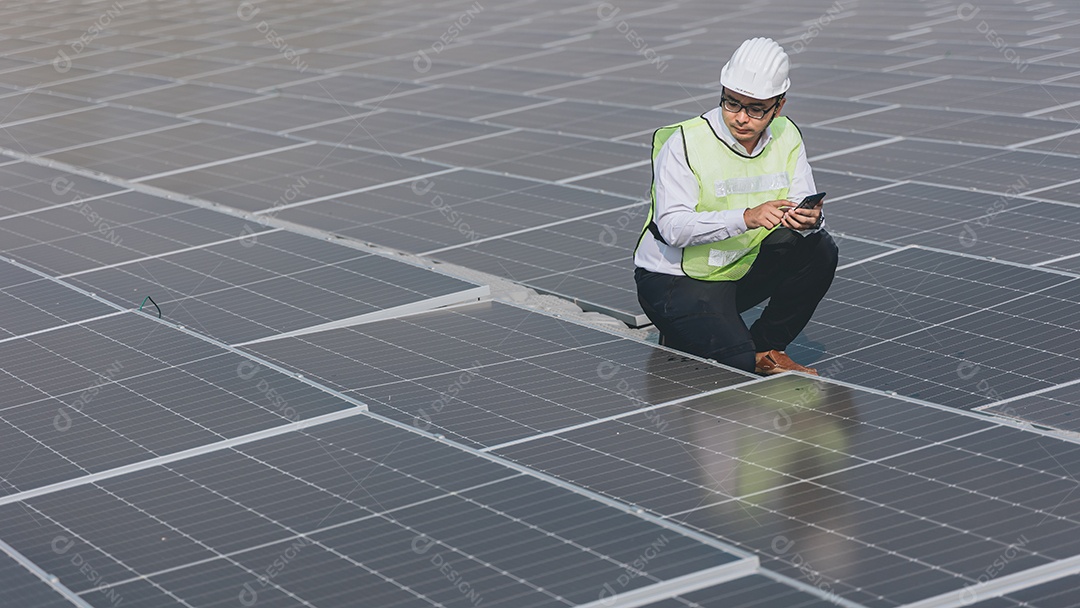Homem profissional de placas fotovoltaicas com capacete de segurança