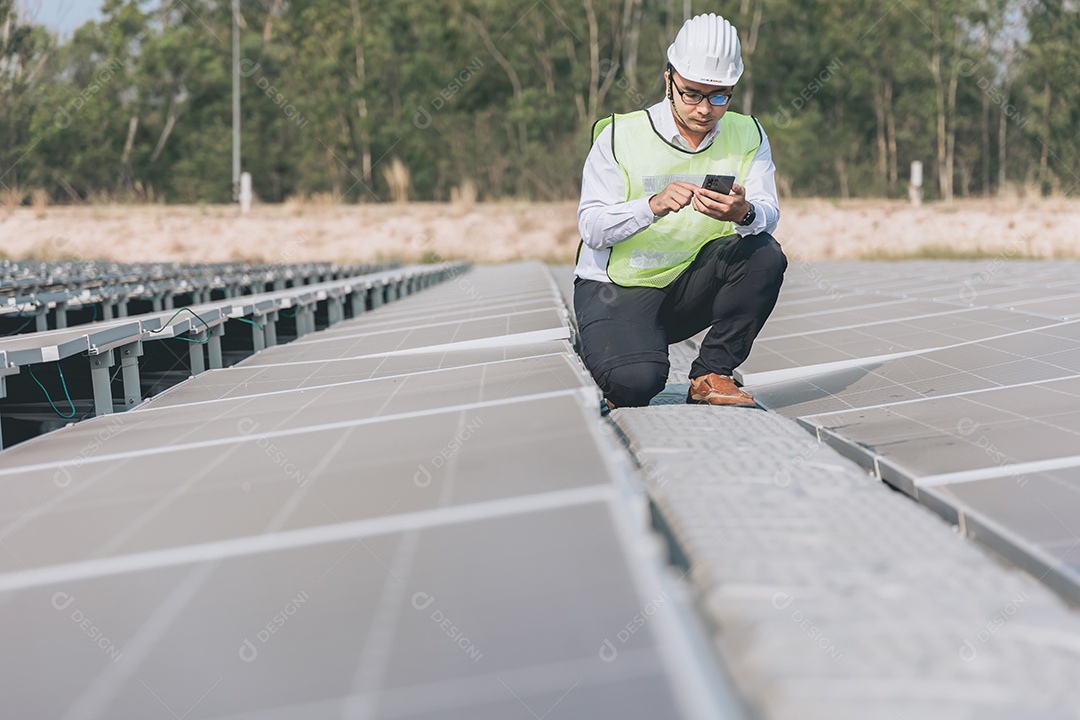 Homem profissional de placas fotovoltaicas com capacete de segurança