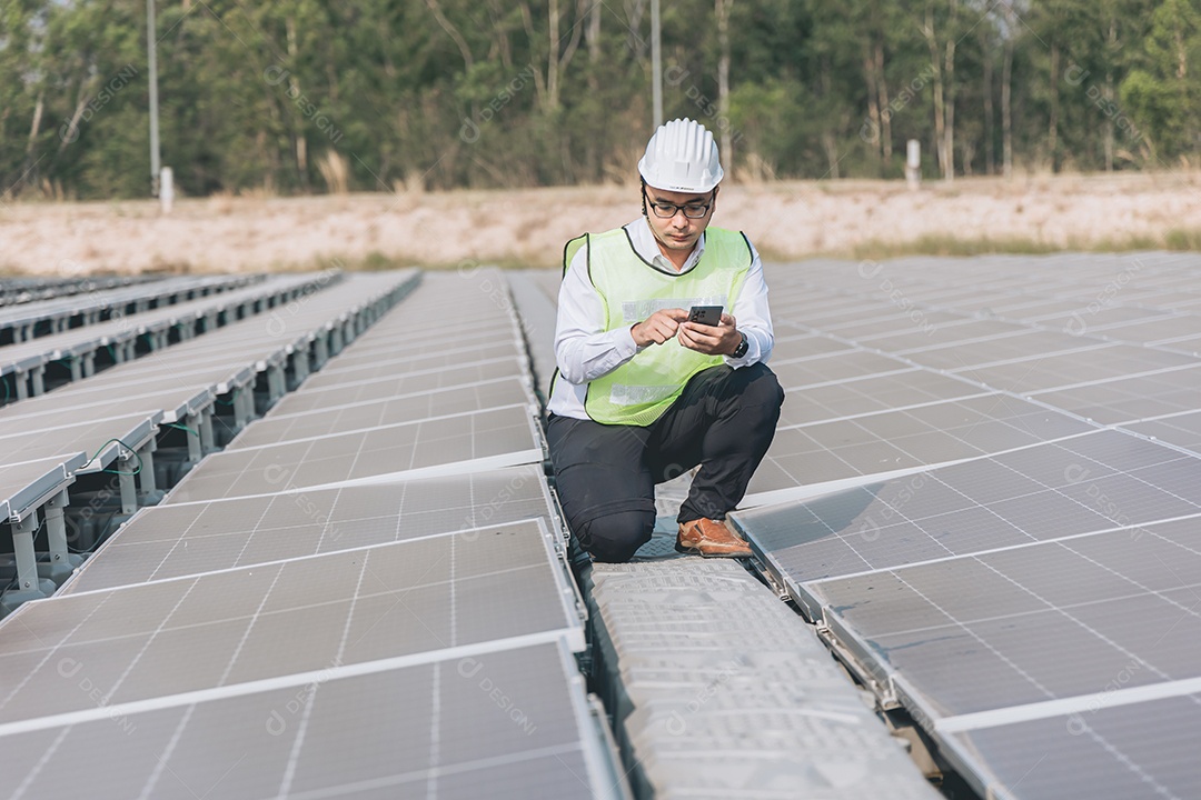 Homem profissional de placas fotovoltaicas com capacete de segurança