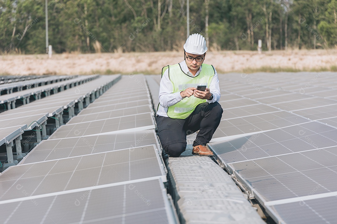 Homem profissional de placas fotovoltaicas com capacete de segurança