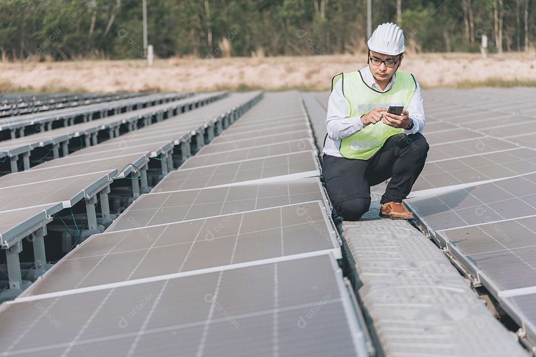 Homem profissional de placas fotovoltaicas com capacete de segurança