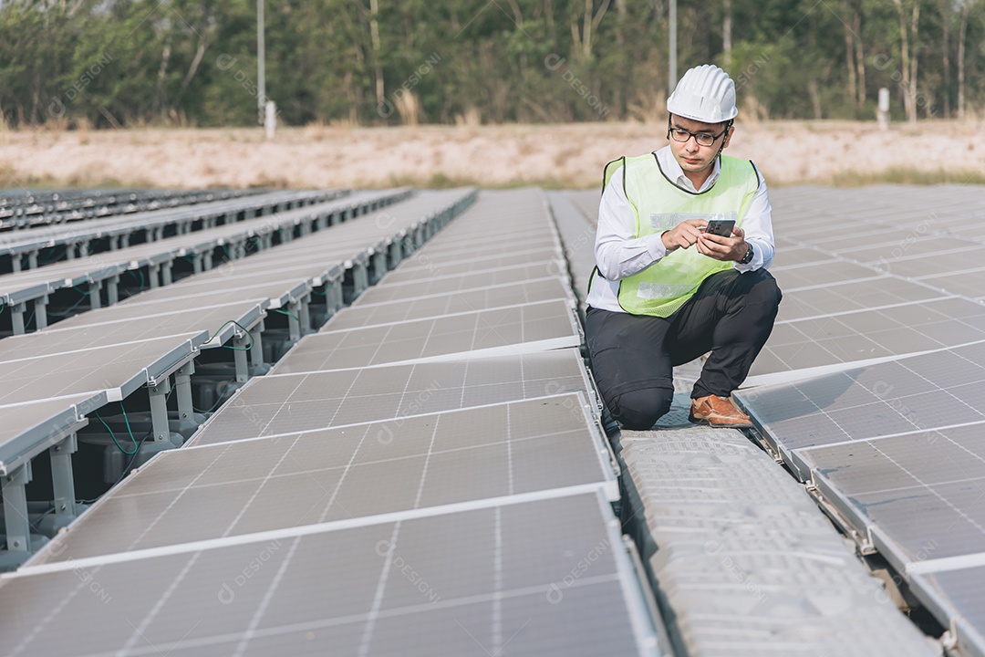 Homem profissional de placas fotovoltaicas com capacete de segurança