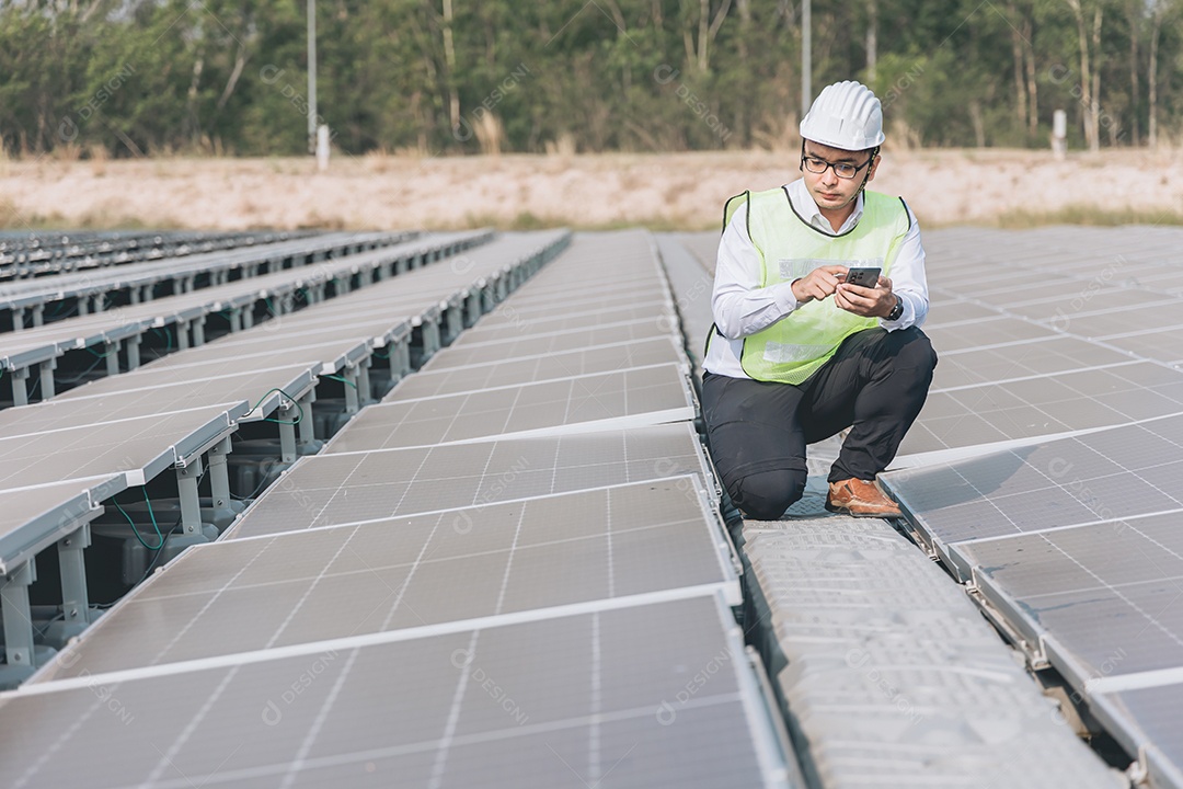 Homem profissional de placas fotovoltaicas com capacete de segurança