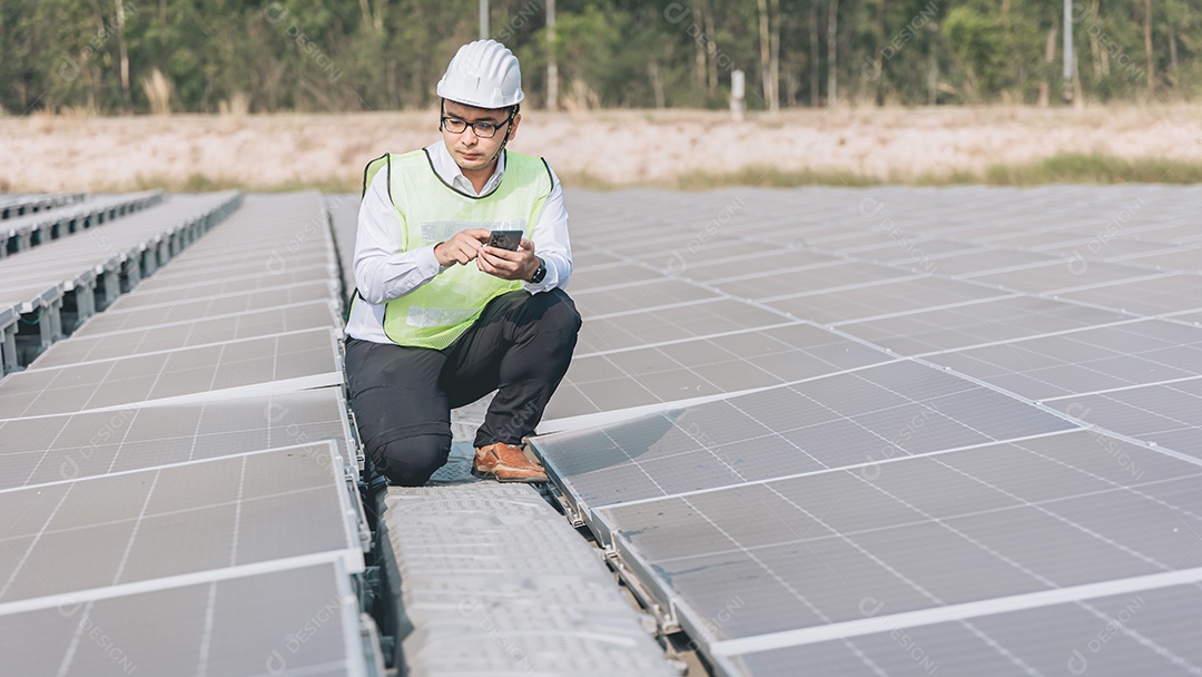 Homem profissional de placas fotovoltaicas com capacete de segurança