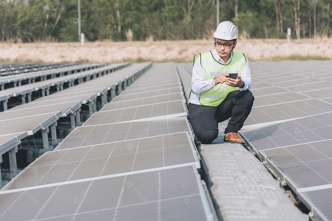 Homem profissional de placas fotovoltaicas com capacete de segurança
