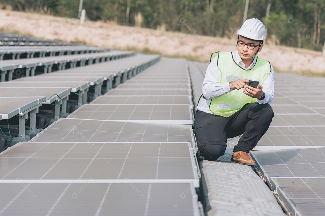 Homem profissional de placas fotovoltaicas com capacete de segurança