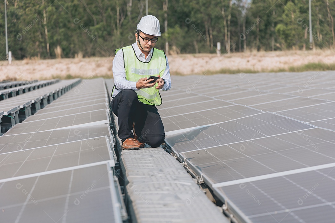 Homem profissional de placas fotovoltaicas com capacete de segurança