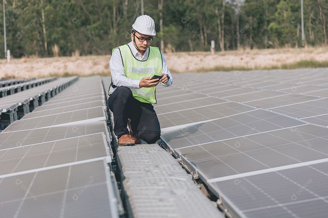 Homem profissional de placas fotovoltaicas com capacete de segurança