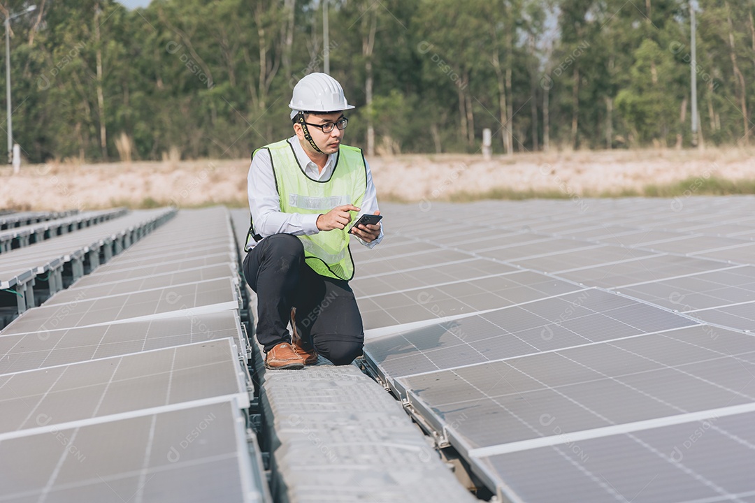 Homem profissional de placas fotovoltaicas com capacete de segurança