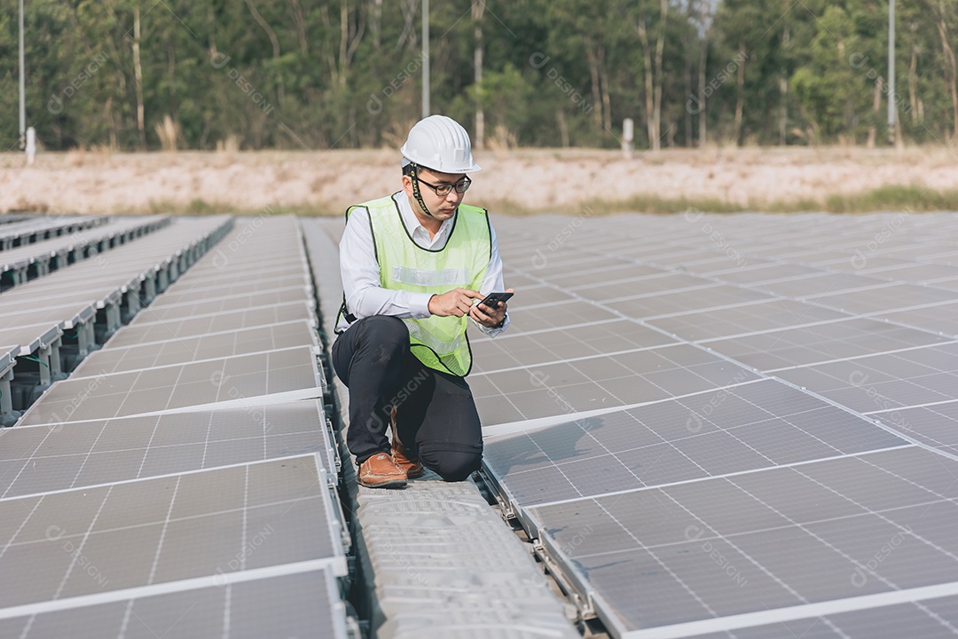 Homem profissional de placas fotovoltaicas com capacete de segurança