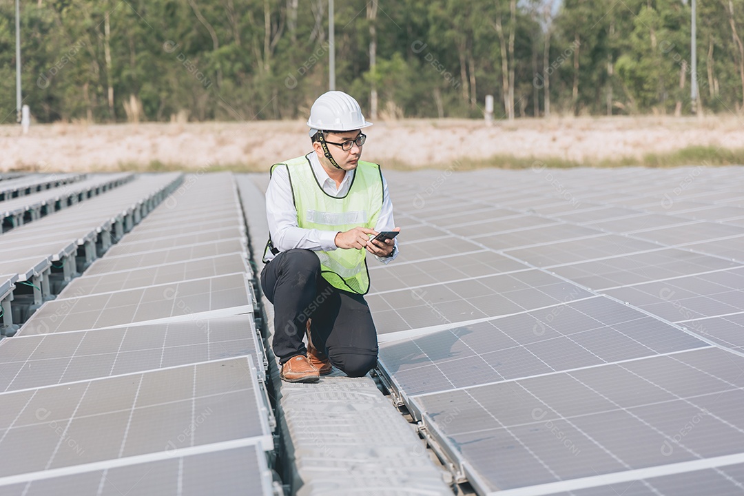 Homem profissional de placas fotovoltaicas com capacete de segurança