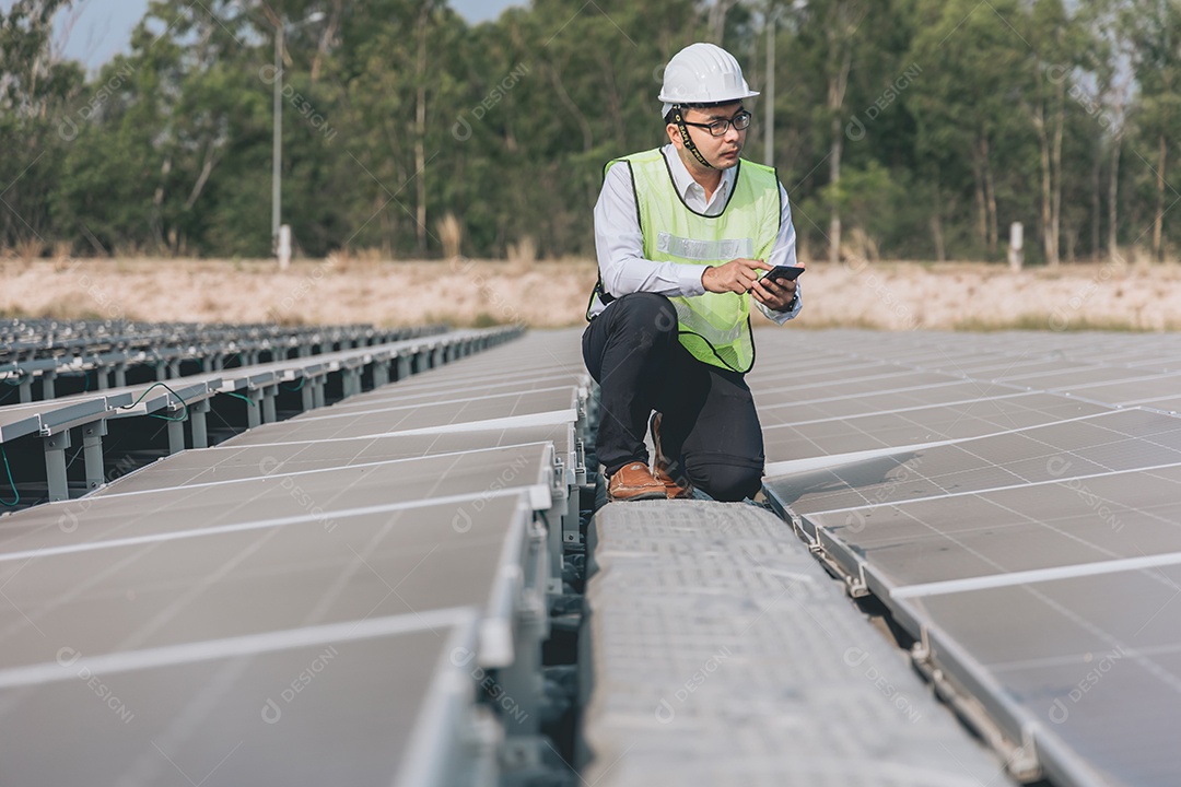 Homem profissional de placas fotovoltaicas com capacete de segurança