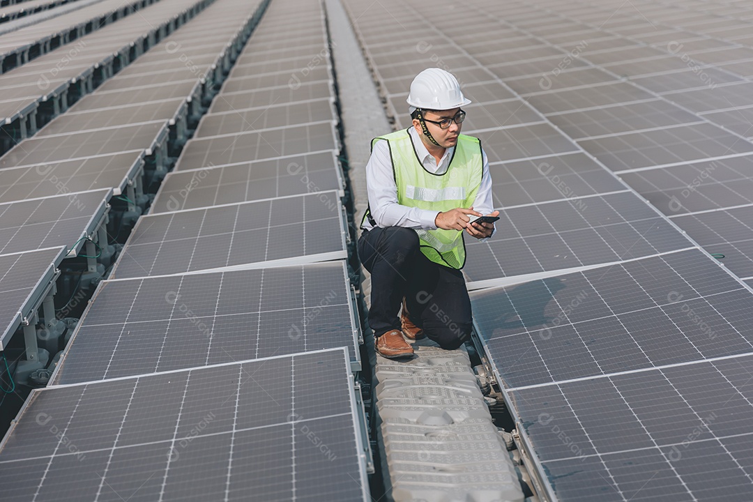 Homem profissional de placas fotovoltaicas com capacete de segurança
