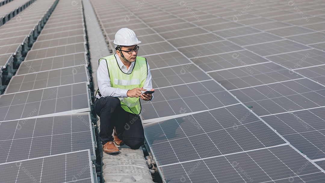 Homem profissional de placas fotovoltaicas com capacete de segurança
