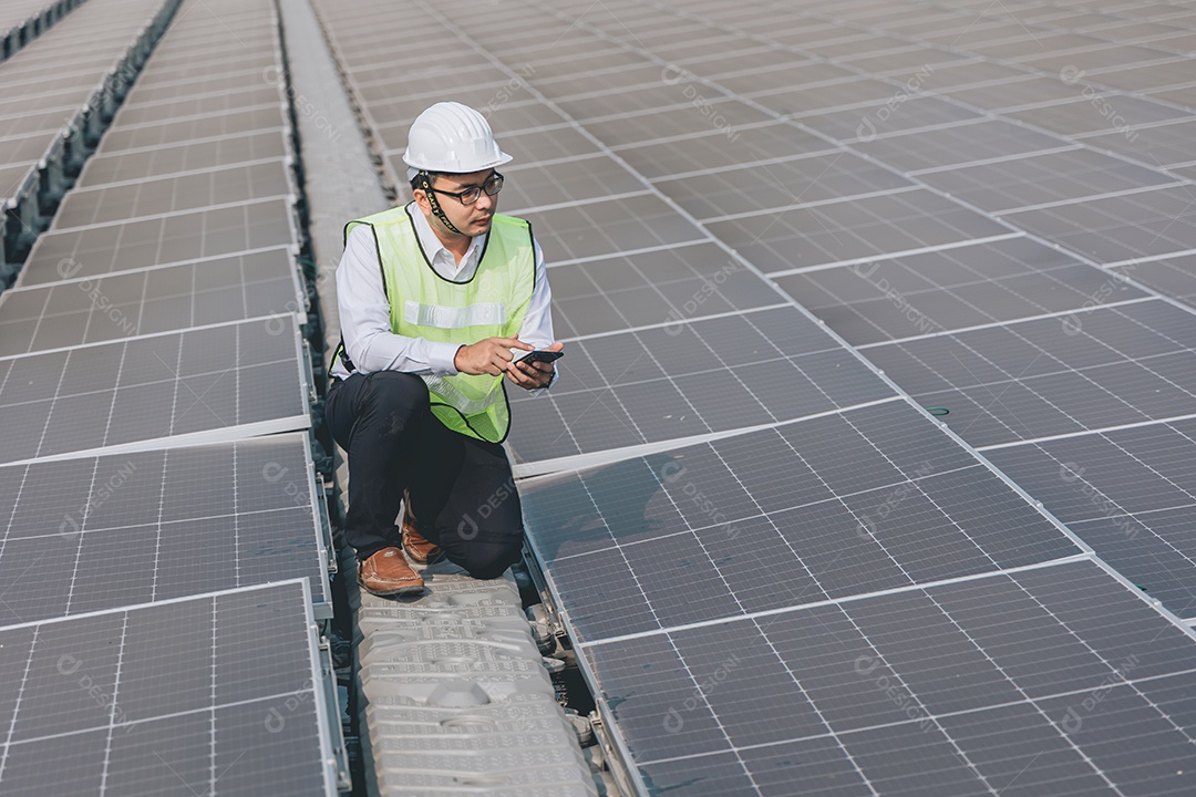 Homem profissional de placas fotovoltaicas com capacete de segurança